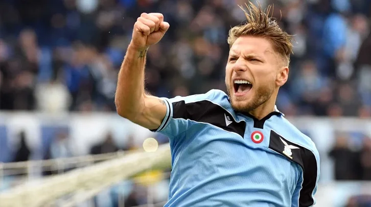 Чиро Иммобиле о дерби между «Ромой» и «Лацио»: «Фанаты «Ромы» просят меня пропустить матч» Чиро Иммобиле о дерби между «Ромой» и «Лацио»: «Фанаты «Ромы» просят меня пропустить матч»