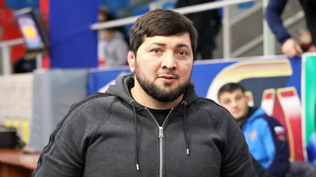 Тренер сборной России по вольной борьбе спас людей из горящего автомобиля Тренер сборной России по вольной борьбе спас людей из горящего автомобиля