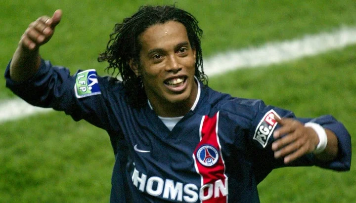 Роналдиньо – лучший игрок 2000-х по версии FourFourTwo Роналдиньо – лучший игрок 2000-х по версии FourFourTwo