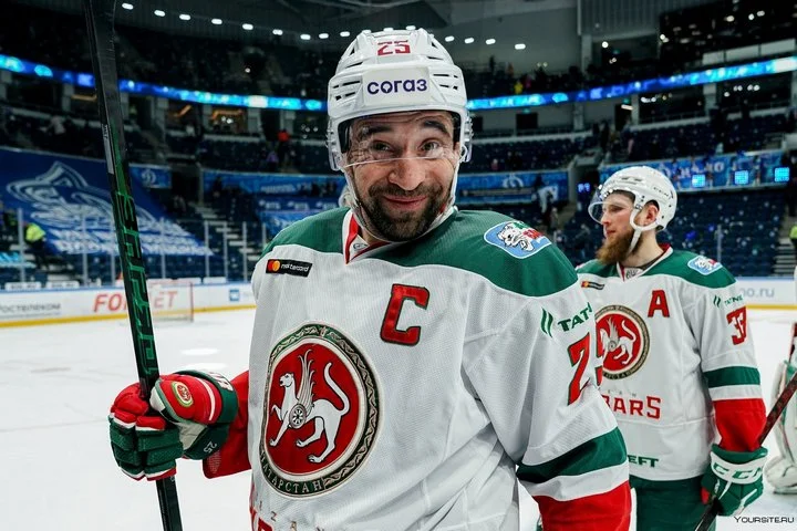 Нападающий «Ак Барса» Данис Зарипов проведет прощальный матч. 41-летний хоккеист завершает игровую карьеру Нападающий «Ак Барса» Данис Зарипов проведет прощальный матч. 41-летний хоккеист завершает игровую карьеру