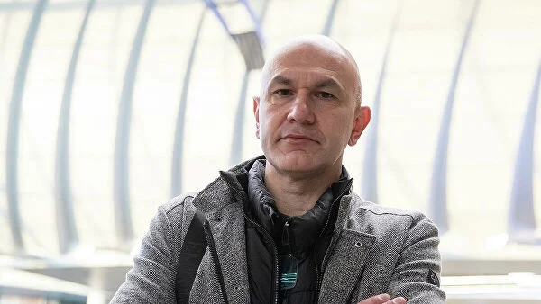 Тренер вратарей ЦСКА о возможном уезде в Азербайджан: «Не думаю об этом. В клубе меня всё устраивает» Тренер вратарей ЦСКА о возможном уезде в Азербайджан: «Не думаю об этом. В клубе меня всё устраивает»