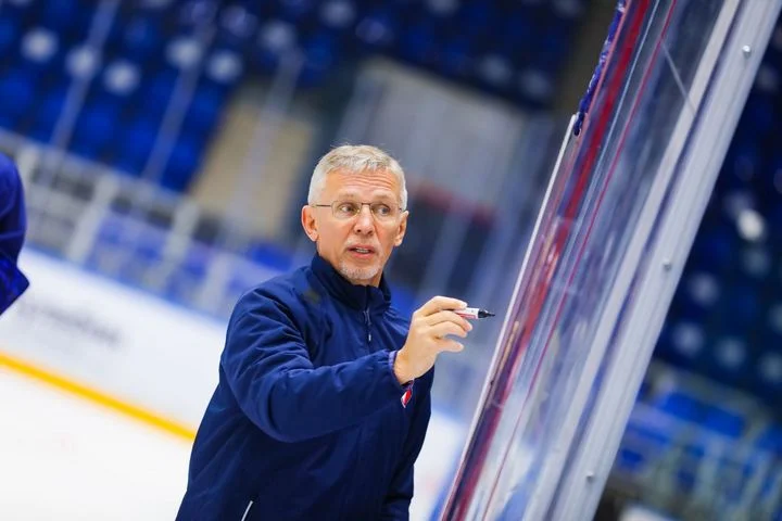Игорь Ларионов о 3:1 с «Локо»: «Отдаю должное сопернику и нашим ребятам, которые выдержали, забили и довели матч до победы» Игорь Ларионов о 3:1 с «Локо»: «Отдаю должное сопернику и нашим ребятам, которые выдержали, забили и довели матч до победы»