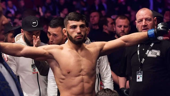 UFC заблокировал часть гонорара Царукяна из-за его потасовки с фанатом на UFC 300 UFC заблокировал часть гонорара Царукяна из-за его потасовки с фанатом на UFC 300