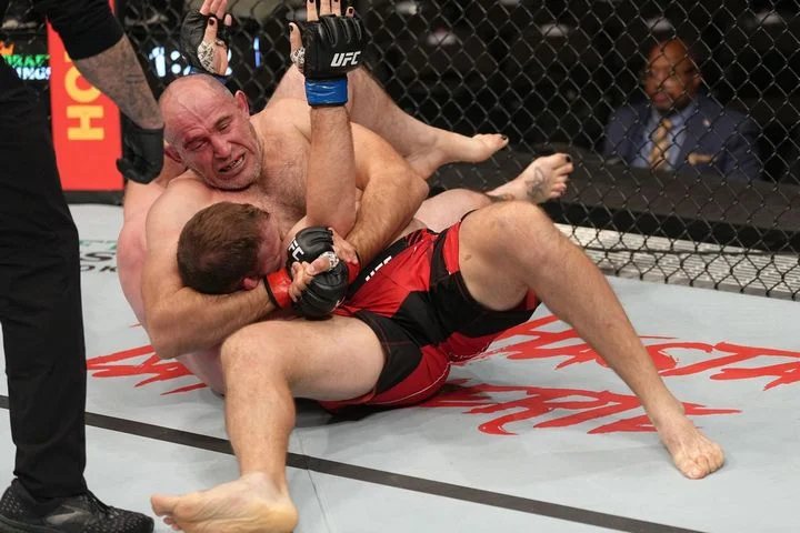 Боец UFC Алексей Олейник стал вторым в истории