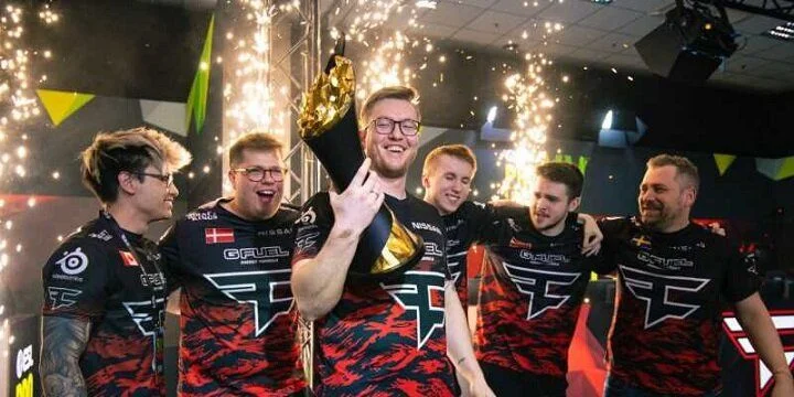 FaZe Clan — Na'Vi. Прогноз на матч CS:GO (17 июня 2022 года)